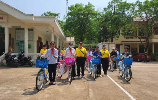 Tặng học bổng và xe đạp cho học sinh có hoàn cảnh khó khăn ở tỉnh Quảng Trị