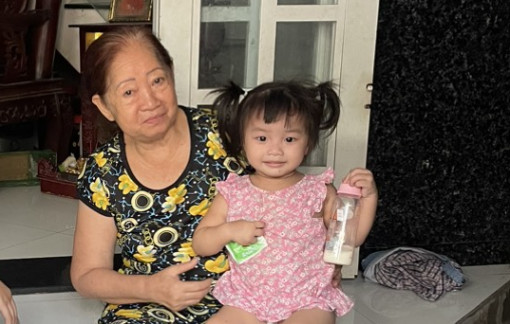 TPHCM: Tìm người nhà cho bé gái 2 tuổi