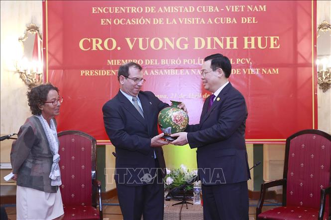 Chủ tịch Quốc hội Vương Đình Huệ tặng quà lưu niệm Viện Cuba hữu nghị với các dân tộc (ICAP)