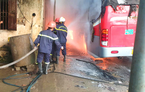 Xe khách đang đỗ trong gara bất ngờ bốc cháy trơ khung