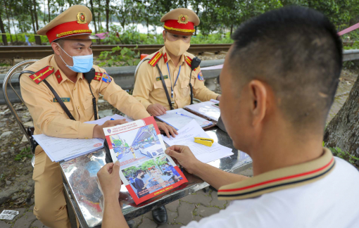 CSGT Hà Nội xử lý xe khách vi phạm trước kỳ nghỉ lễ 30/4, 1/5