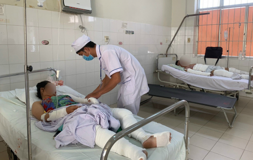 Sau cãi vã, mẹ kế tạt xăng đốt sách vở con riêng của chồng khiến 4 người bị bỏng