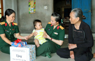 Những mẹ đỡ đầu mang quân hàm đỏ