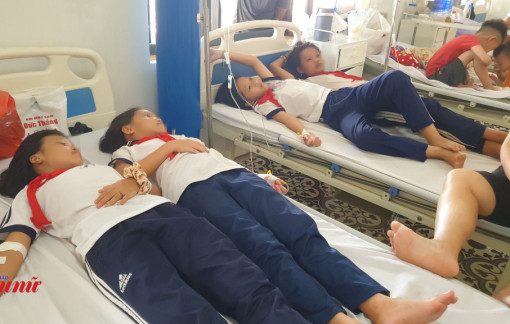 9 học sinh lớp 4 bị ngộ độc sau khi ăn kẹo mua ở cổng trường