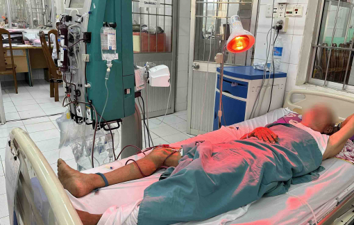 Cà Mau: 1 người tử vong, 5 người nhập viện cấp cứu sau khi uống rượu