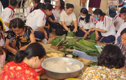 Học sinh hướng về nguồn cội qua gói bánh chưng, đấu vật, ném còn...