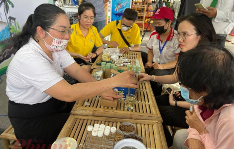 Người dân TPHCM tự tay làm dầu, nấu cao thảo dược... tại Lễ hội nông - đặc sản