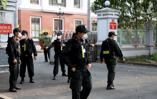 An ninh thắt chặt trong phiên toà xét xử vụ bé gái 8 tuổi bị bạo hành tử vong