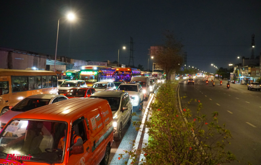 Xe khách về miền Tây: Mất 1 giờ chỉ đi được khoảng… 1km