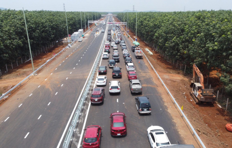 Một hướng cao tốc Dầu Giây - Phan Thiết kẹt xe kéo dài khi vừa thông xe