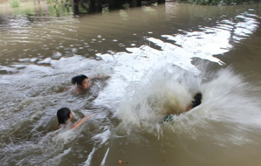 Đi chơi ở đập nước, 3 anh em họ đuối nước thương tâm