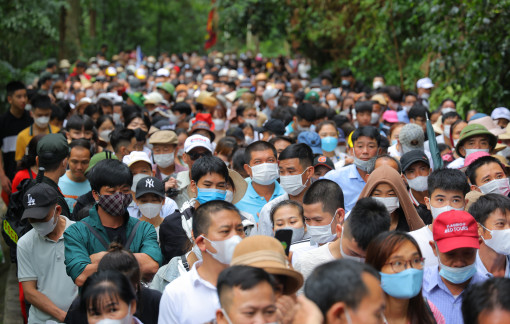 "Biển người" chen chân, nhích từng chút một tại Đền Hùng trong ngày giỗ Tổ