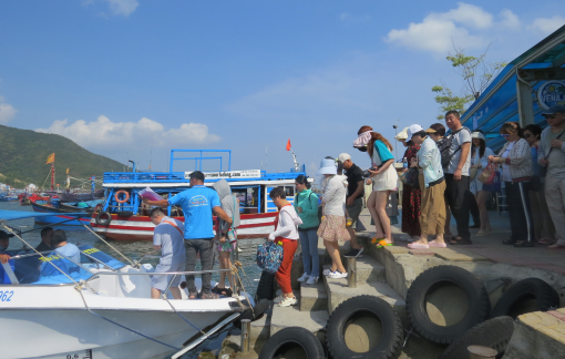 Nắng nóng, du khách đổ dồn về Nha Trang trong ngày đầu nghỉ lễ