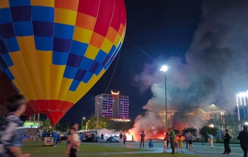 Khinh khí cầu phát nổ và bốc cháy khiến 5 người bị thương