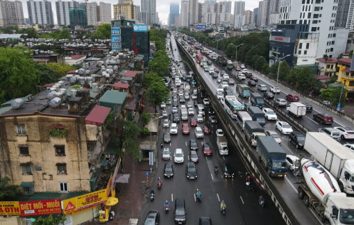 Dòng người chật vật rời Hà Nội trở về quê nhà trong cơn mưa lớn, tắc đường