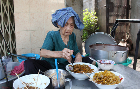 Gánh cháo đậu đen nước cốt dừa 50 năm của má Để