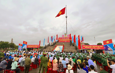 Xúc động lễ thượng cờ thống nhất non sông tại Di tích Đôi bờ Hiền Lương - Bến Hải