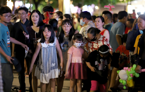 Người dân đổ về phố đi bộ Nguyễn Huệ vui chơi, chờ xem pháo hoa tối 30/4