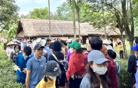 Hàng chục ngàn người đổ về thăm quê Bác trong ngày nghỉ lễ