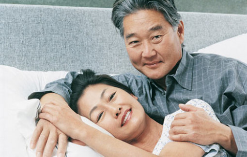 Chúng tôi đã lớn tuổi và muốn chung sống cùng nhau, nên ở nhà tôi hay nhà anh ấy?