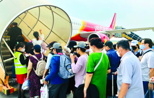 Du khách đông nhưng du lịch vẫn chưa thể vui