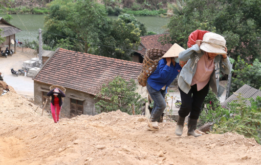 Gùi đá, cát lên núi “xóa” nhà tạm bợ