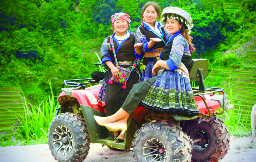 Người vùng cao tận dụng ruộng bậc thang làm du lịch