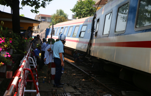 Cận cảnh tàu SE1 trật bánh ra khỏi đường ray khiến hàng trăm du khách hoảng loạn