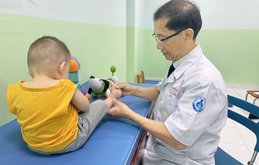 “Nắn chỉnh” bất thường ở bàn chân trẻ
