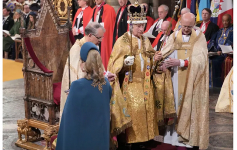 Vua Charles III mặc lại lễ phục của mẹ và ông ngoại trong lễ đăng quang