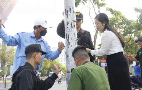 Hàng trăm người cùng xuống đường xử lý quảng cáo tín dụng đen, vẽ bậy