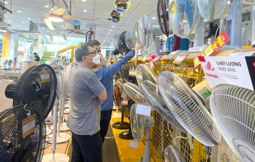 Mùa nóng, quạt làm mát, máy lạnh “hút” hàng