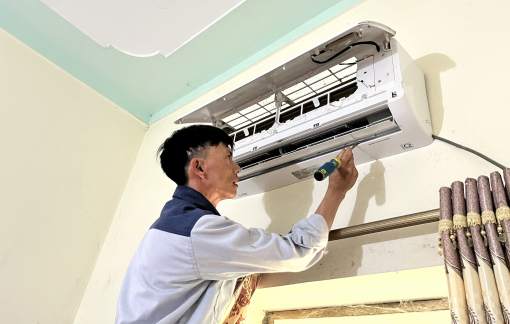 Thợ sửa máy lạnh làm không hết việc giữa đợt nóng lịch sử