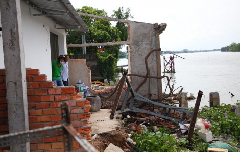 Sạt lở ở Cần Thơ, 7 căn nhà chìm xuống sông, thiệt hại 10 tỉ đồng
