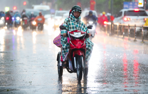 Cơn mưa "vàng" giải nhiệt cho TPHCM sau những ngày nắng nóng gay gắt