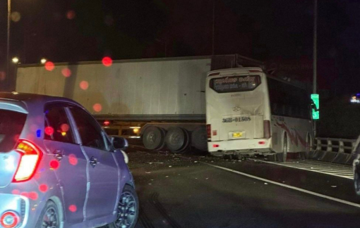 Xe khách va chạm kinh hoàng với xe đầu kéo trên cao tốc, 4 người thương vong