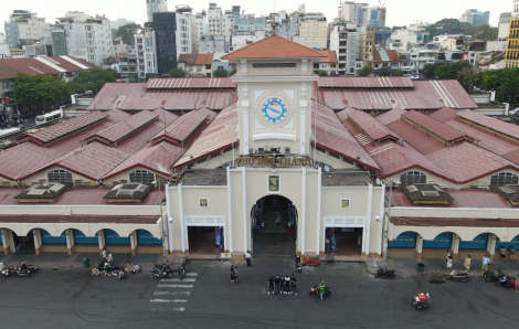 Chợ Bến Thành khoác "áo mới", nhiều người thích thú đến check-in