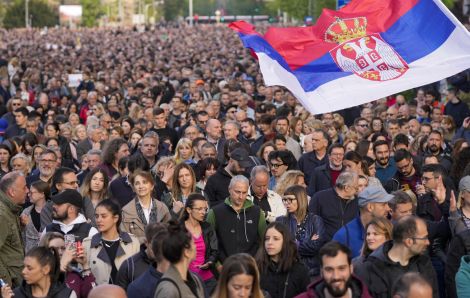 Hàng ngàn người Serbia tuần hành trong im lặng sau các vụ xả súng