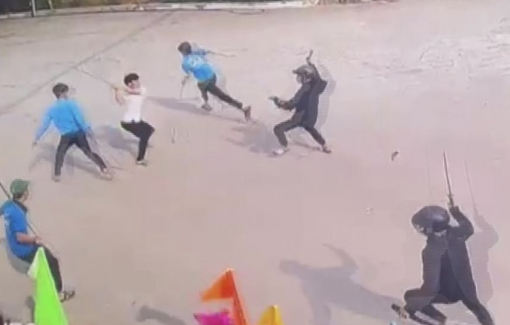 Đang làm việc, 2 thanh niên bị nhóm nghi can xông tới chém gần đứt lìa cánh tay