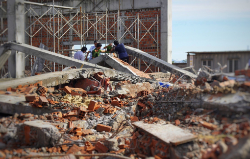 Vụ sập tường làm 5 người chết ở Bình Định: Khởi tố, bắt tạm giam 2 người