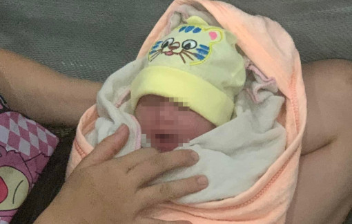 Bé trai còn nguyên dây rốn bị bỏ rơi trong nhà vệ sinh