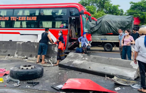 Xe khách tông dải phân cách, 4 người bị thương nặng