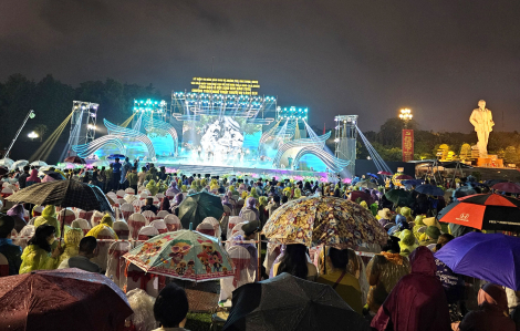 Người dân xứ Nghệ đội mưa xem chương trình nghệ thuật "Người mẹ làng Sen"