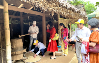 Du khách thích thú trải nghiệm xay lúa, giã gạo ở quê Bác