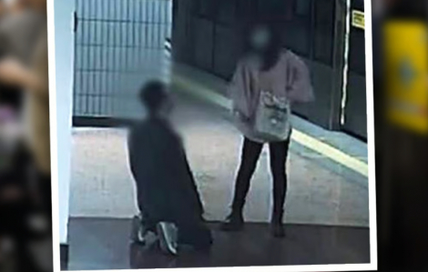 Người đàn ông quỳ gối cầu xin cô gái đừng gọi cảnh sát sau khi quấy rối tình dục trên tàu điện ngầm
