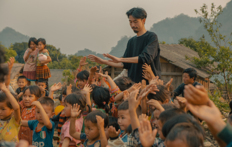 Đen Vâu mang bữa ăn cho trẻ em vùng cao trong MV mới