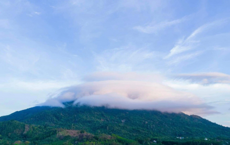"Đĩa bay" lại bao phủ đỉnh núi Chứa Chan
