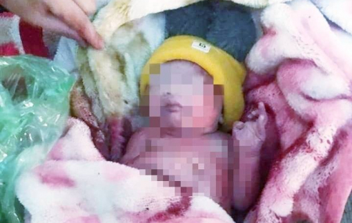 Phát hiện bé trai sơ sinh còn nguyên dây rốn bị bỏ rơi bên đường