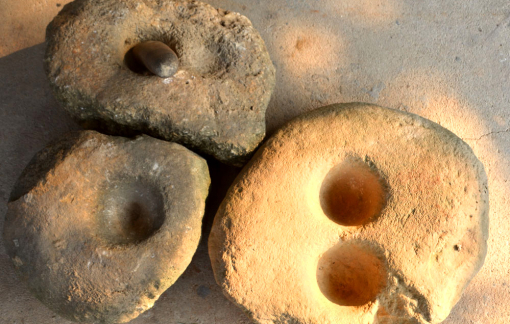 Phát hiện nhiều khối đá lạ có hình chày, cối bên bờ suối