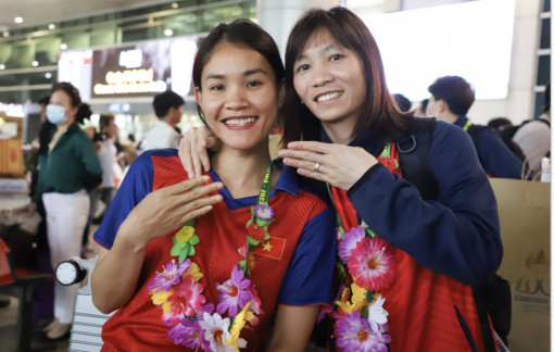 Các cô gái "vàng" Việt Nam về nước, rạng rỡ trong vòng tay người hâm mộ